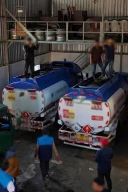 Petugas Gabungan Beberapa Instansi Ungkap Gudang Bahan Bakar Minyak Subsidi Ilegal di Jawa Timur
